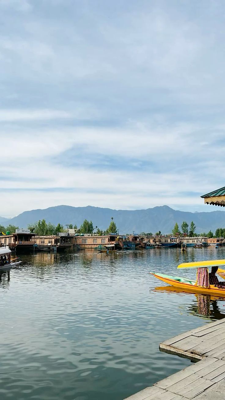 Day 1 – Arrival in Srinagar | Local Sightseeing & Houseboat Stay